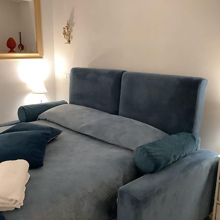 Tinnyhouse Napels Buitenkant foto