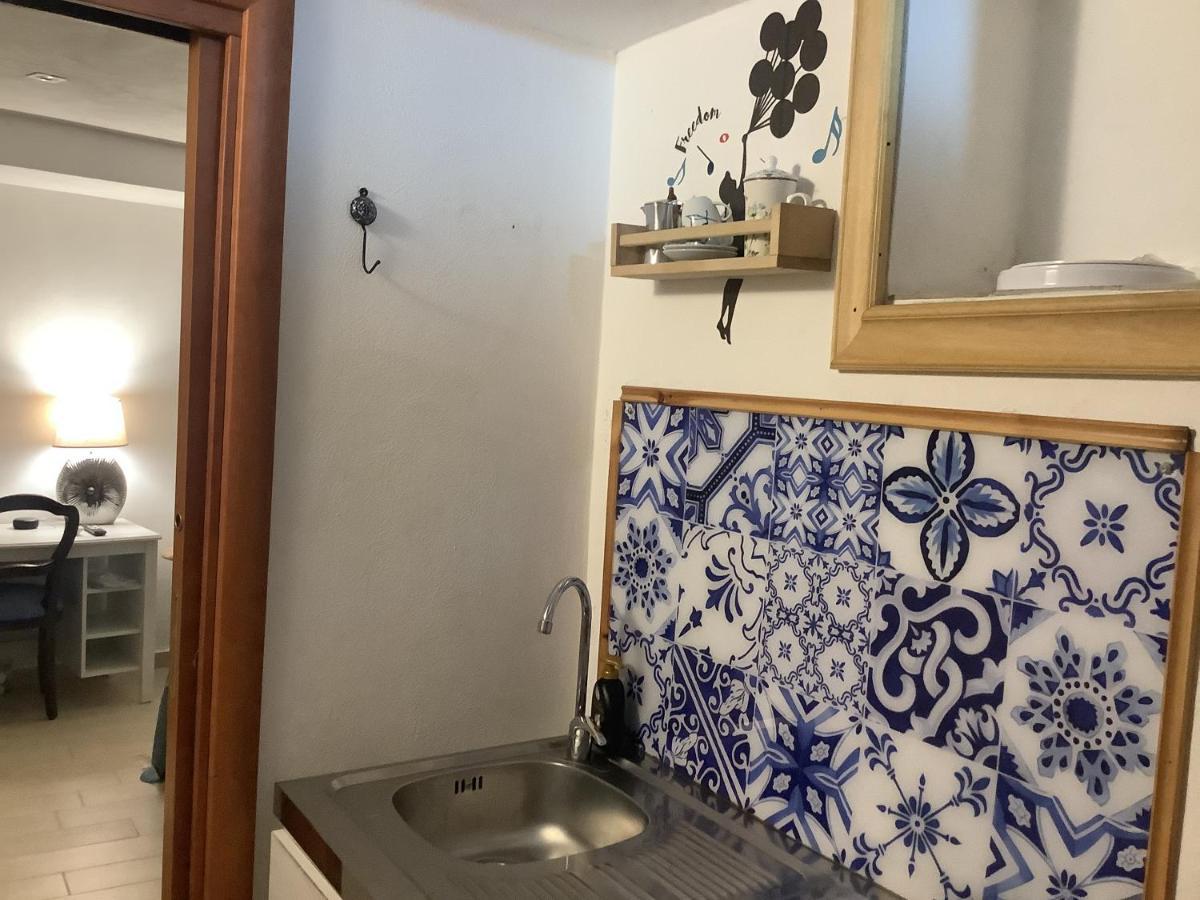 Tinnyhouse Napels Buitenkant foto