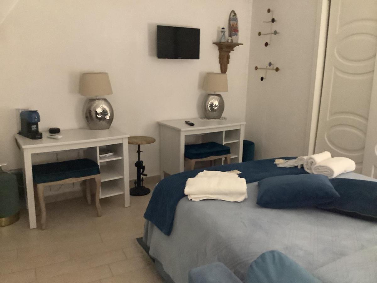 Tinnyhouse Napels Buitenkant foto