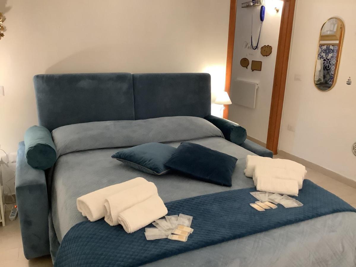 Tinnyhouse Napels Buitenkant foto