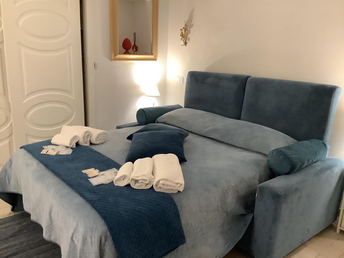 Tinnyhouse Napels Buitenkant foto