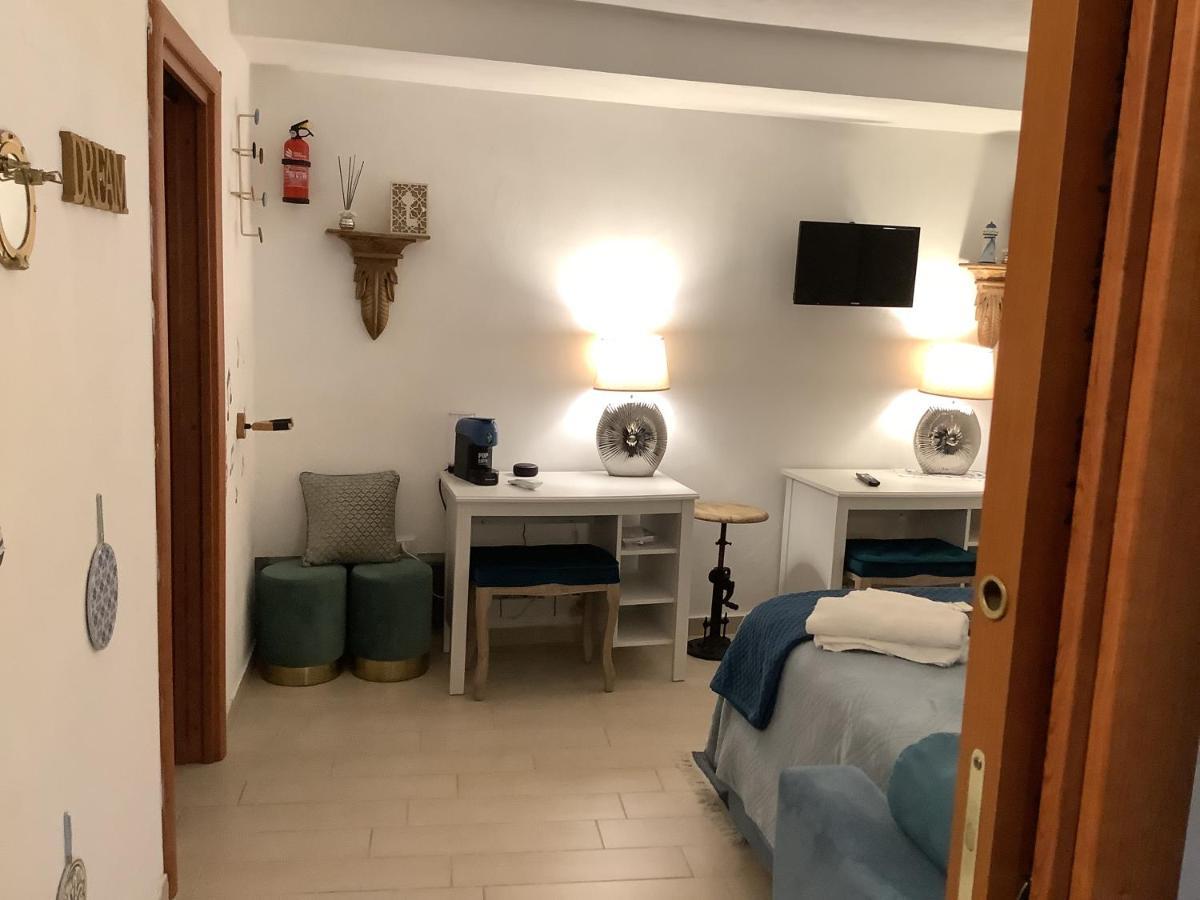 Tinnyhouse Napels Buitenkant foto