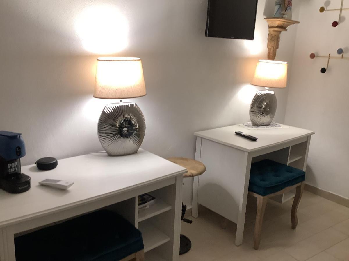 Tinnyhouse Napels Buitenkant foto