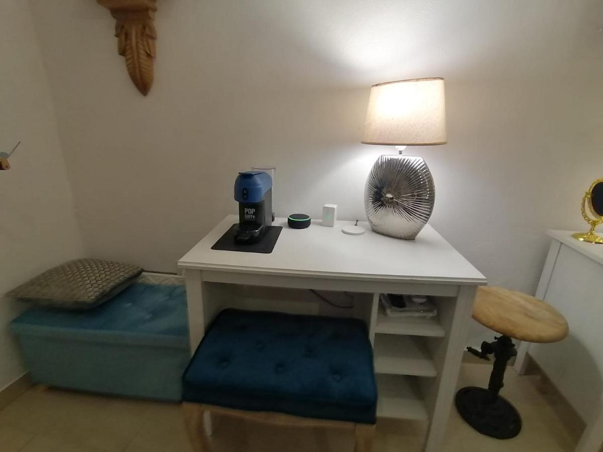 Tinnyhouse Napels Buitenkant foto