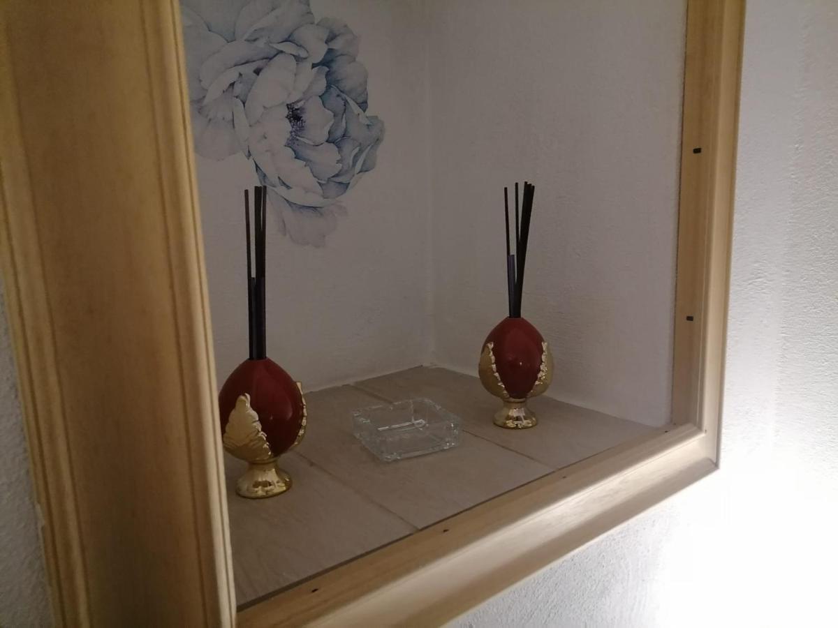 Tinnyhouse Napels Buitenkant foto